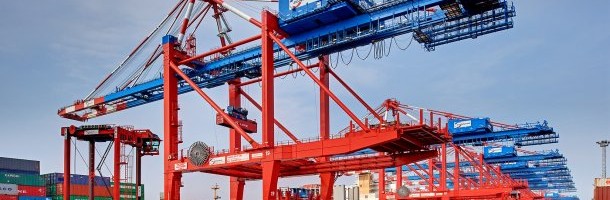 Dock Worker Killed in Straddle Carrier Tipover   [Bremerhaven, DE ~ 30 November 2015]