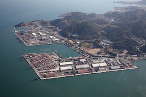 Longshoreworker Dies in Straddle Carrier Turnover  [Kitakyushu, Japan – 01 June 2018]